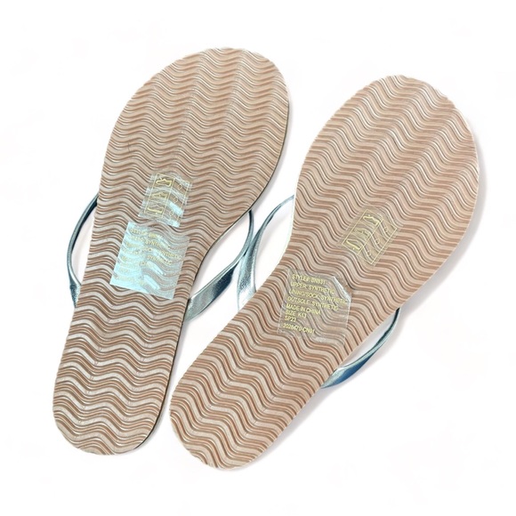 New without tags, J. Crew Girl’s Silver Metallic Flip Flop Sandals - Size 13 - Picture 3 of 3